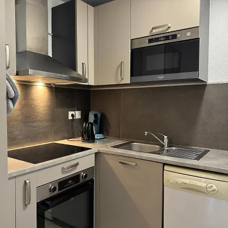 Apartment T2 + Alcove. Balcon. Parking Couvert. Piscine Ete. *