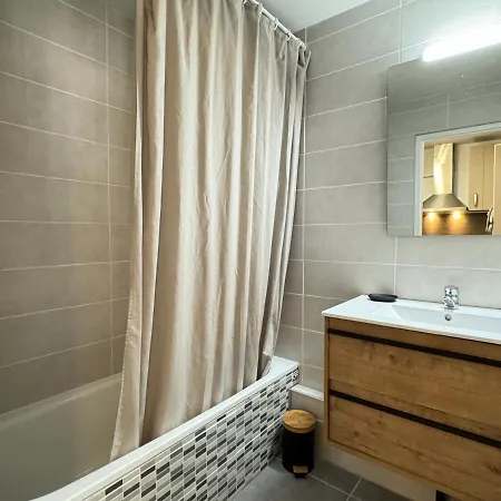 T2 + Alcove. Balcon. Parking Couvert. Piscine Ete. Apartment